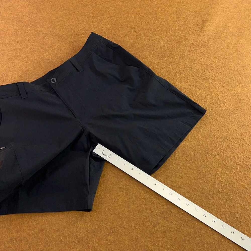 Under Armour Mens 36 Black Loose Fit Stretch Cargo Outdoor Shorts